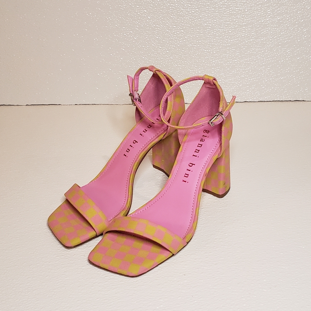 NWOT Gianni Bini Maileigh Square Toe Block Satin ankle strap checkered Heels
